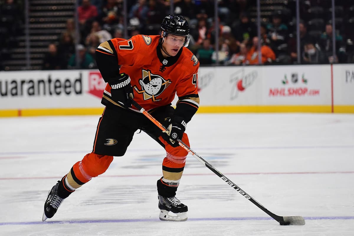 Boston Bruins extend Hampus Lindholm on eight-year, $52-million deal