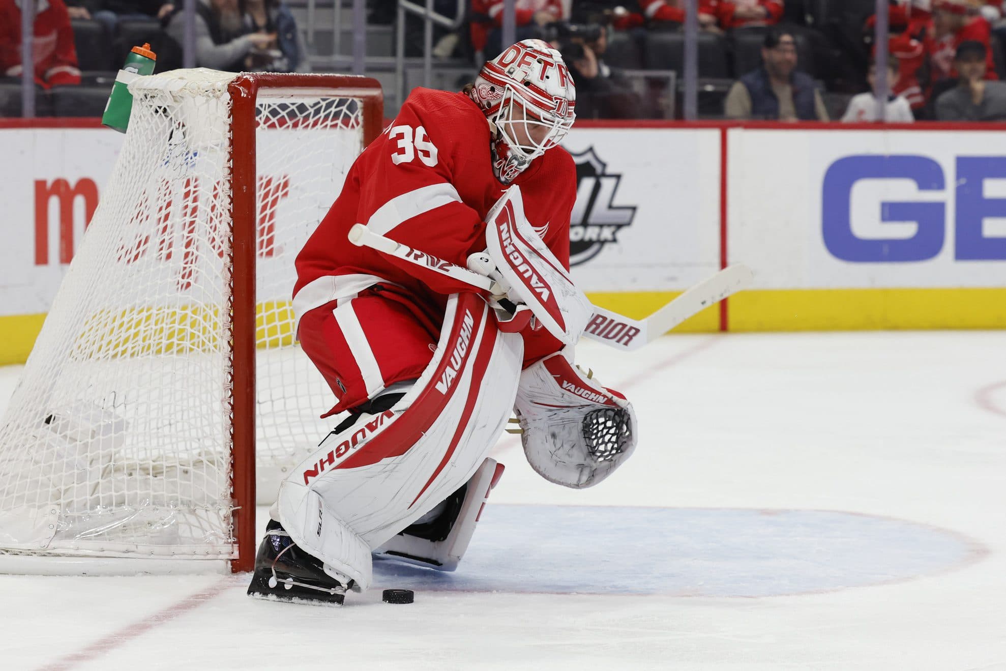 Watch: Nedeljkovic mishandles a bouncing puck and scores on himself