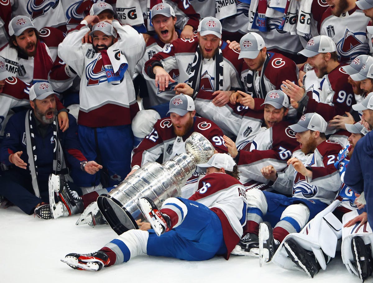 Congratulations to the @coloradoavalanche on winning the 2022 Stanley Cup!  @nhl #SportsArt #Art #Painting
