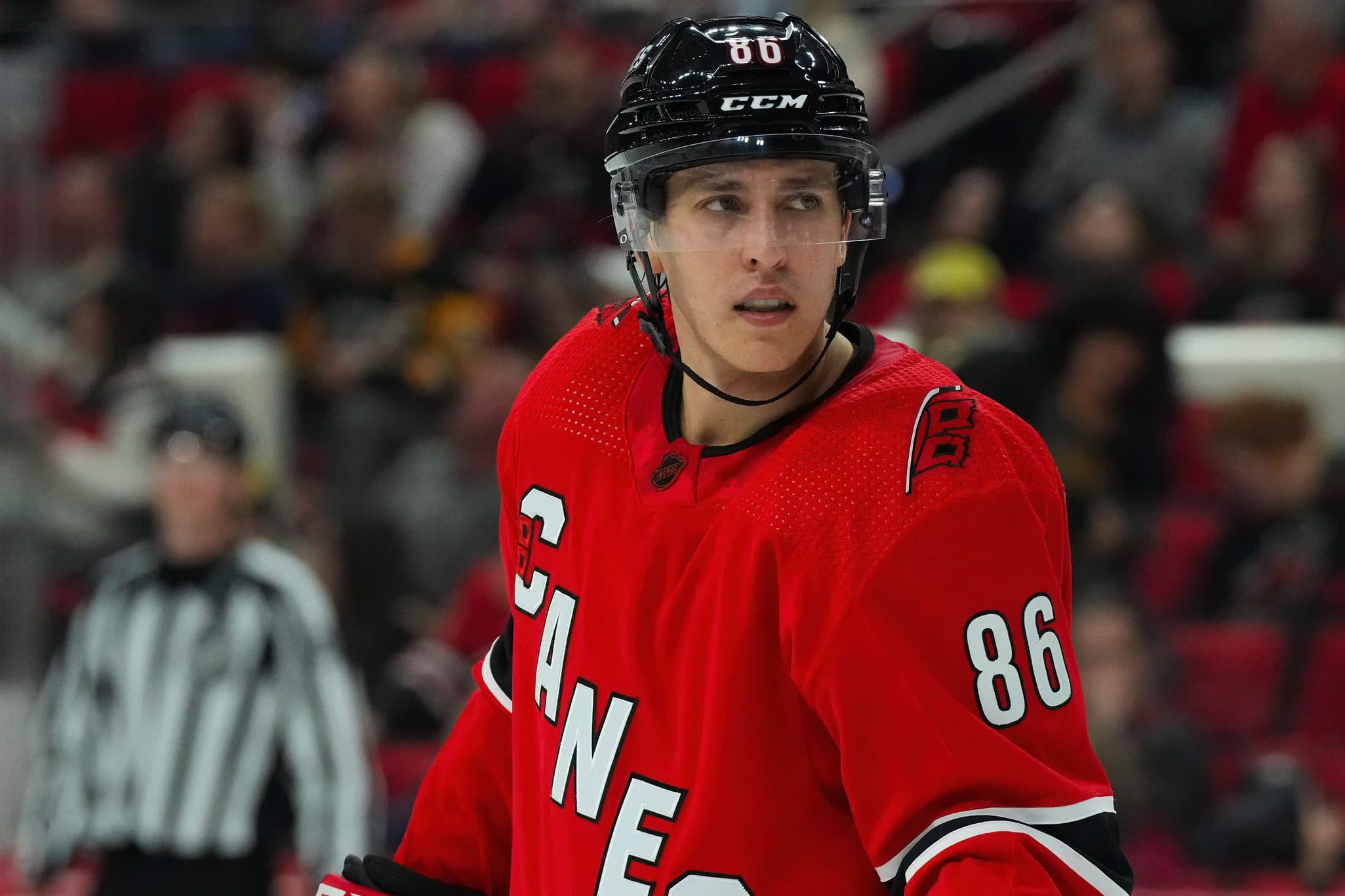 Hurricanes' Teuvo Teravainen suffers broken hand in Game 2, will