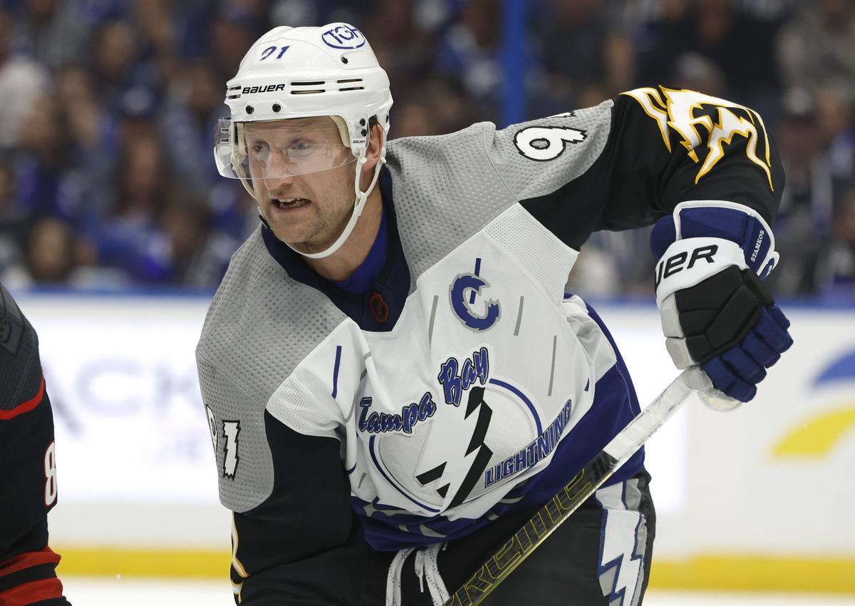 Steven Stamkos wins Mark Messier NHL Leadership Award