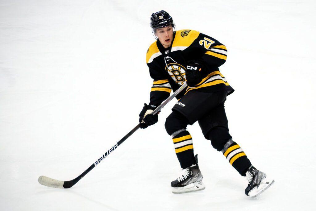 Bruins select center Beecher with first-round pick in NHL draft