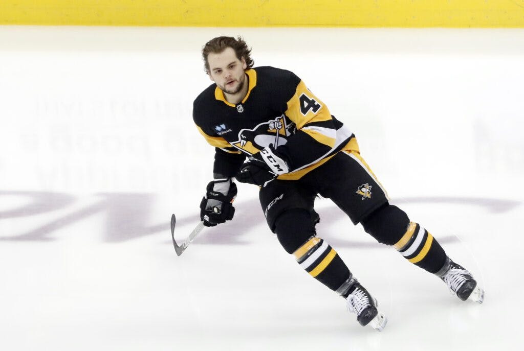Penguins draft 18-year-old defenseman Owen Pickering with 21st