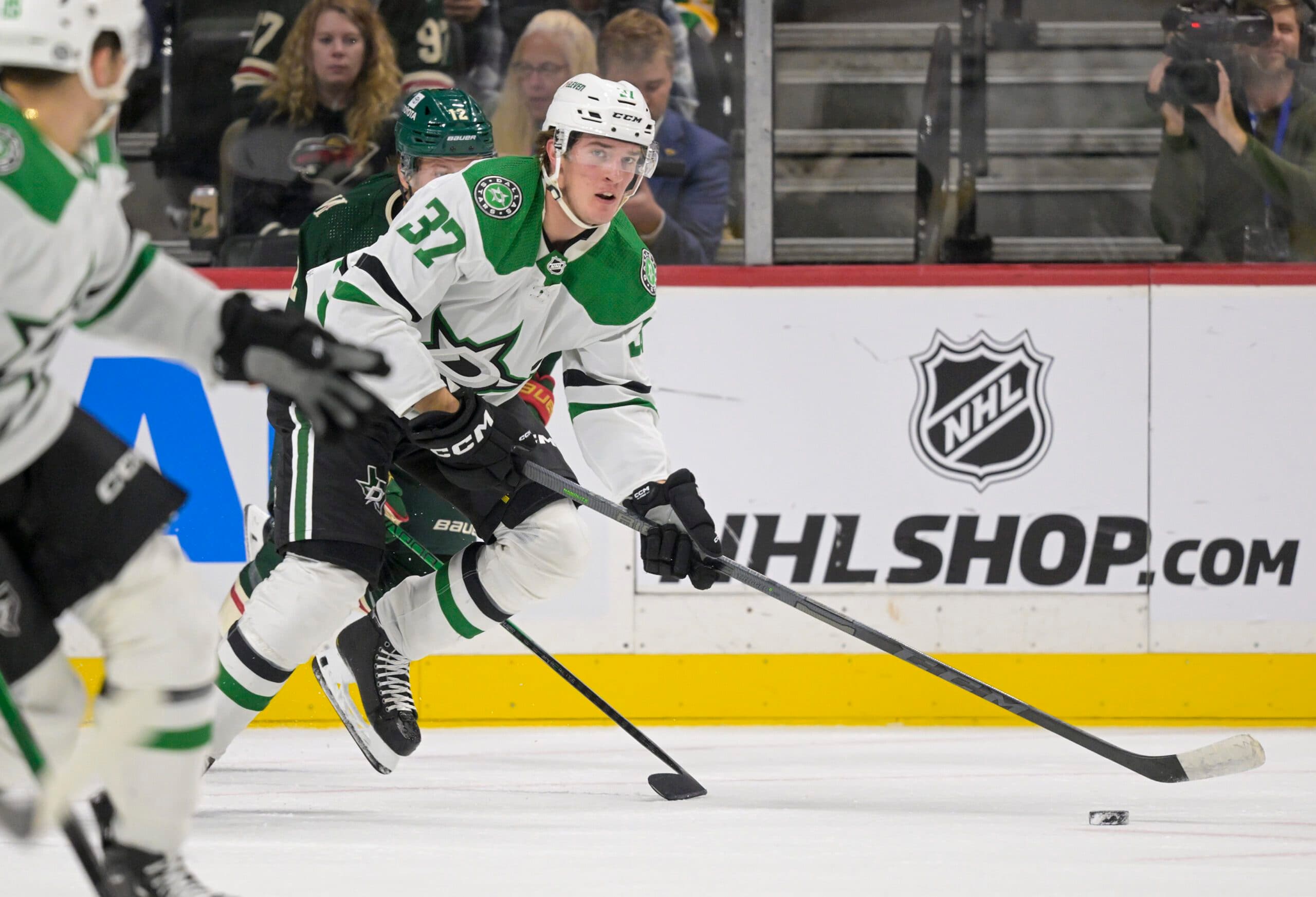 Stars sign forward Oskar Back to two-year, $1.65 million contract extension