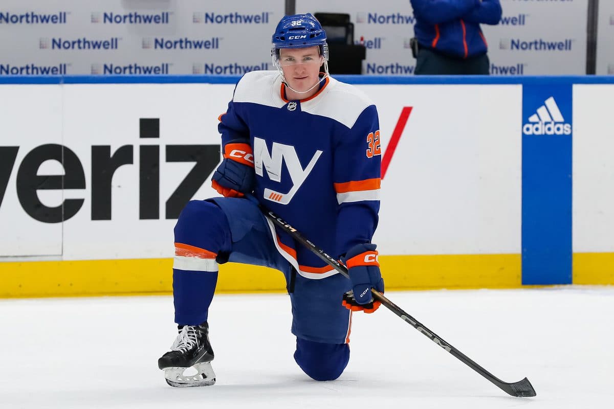 Islanders sign Kyle MacLean to three-year contract