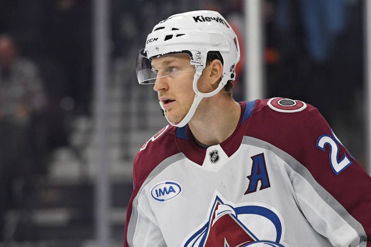 Is this the year that Nathan MacKinnon wins his first Art Ross Trophy?