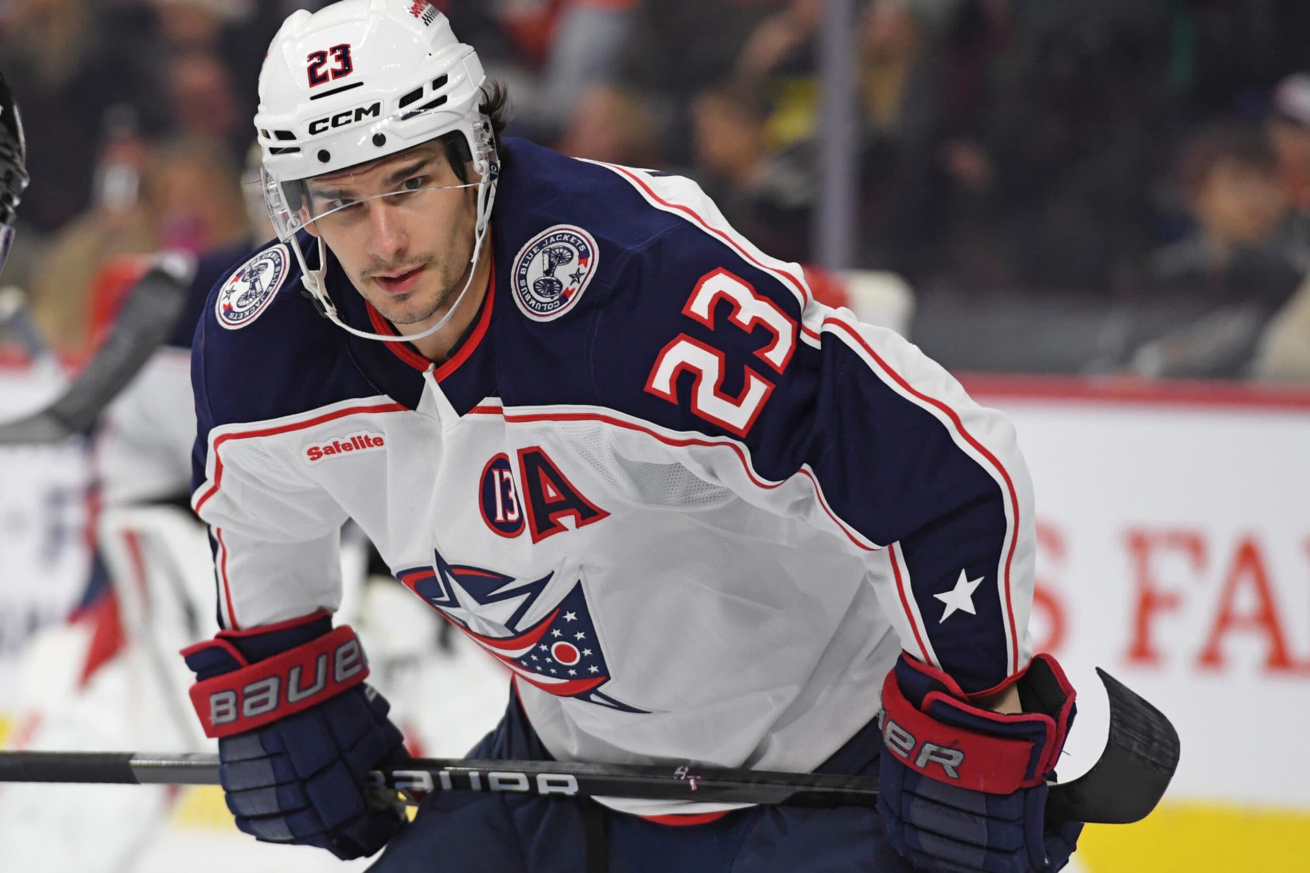 Blue Jackets’ Sean Monahan leaves game vs. Penguins with upper-body injury