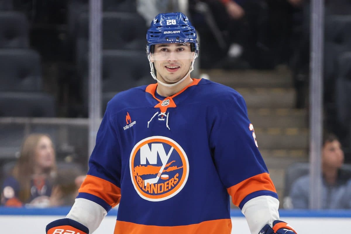 Islanders’ Alexander Romanov out day-to-day with upper-body injury