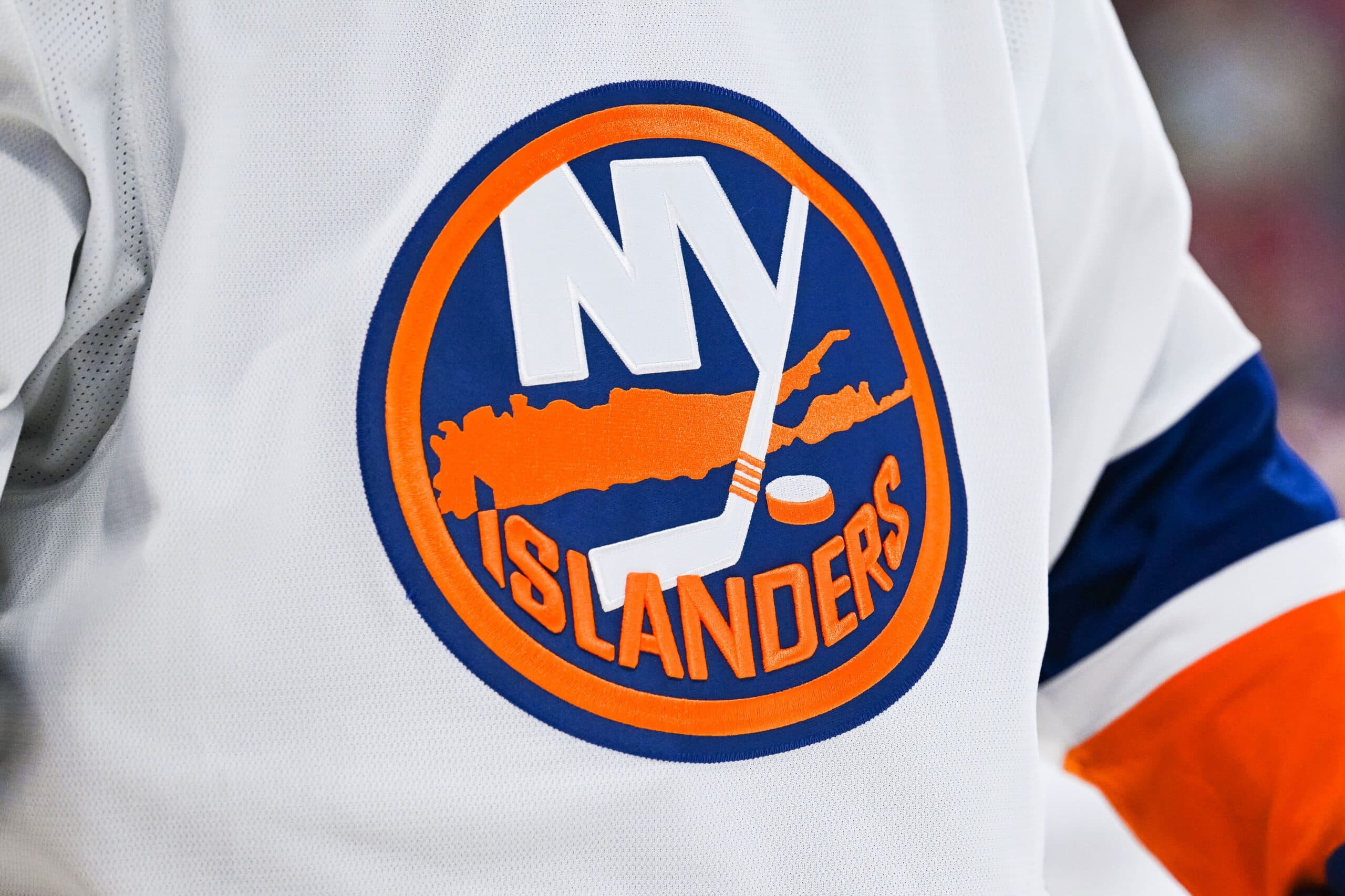 Islanders sign Marc Gatcomb to one-year contract
