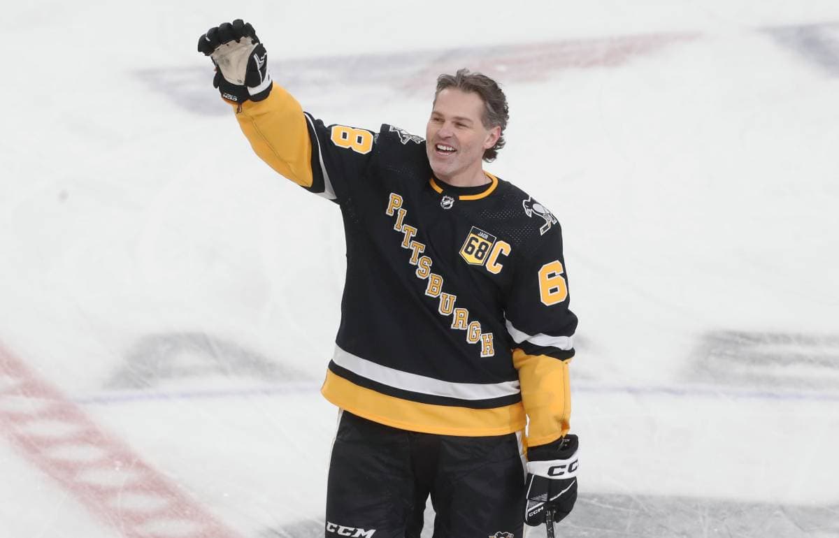 Jaromir Jagr becomes oldest pro hockey player to score goal at 52