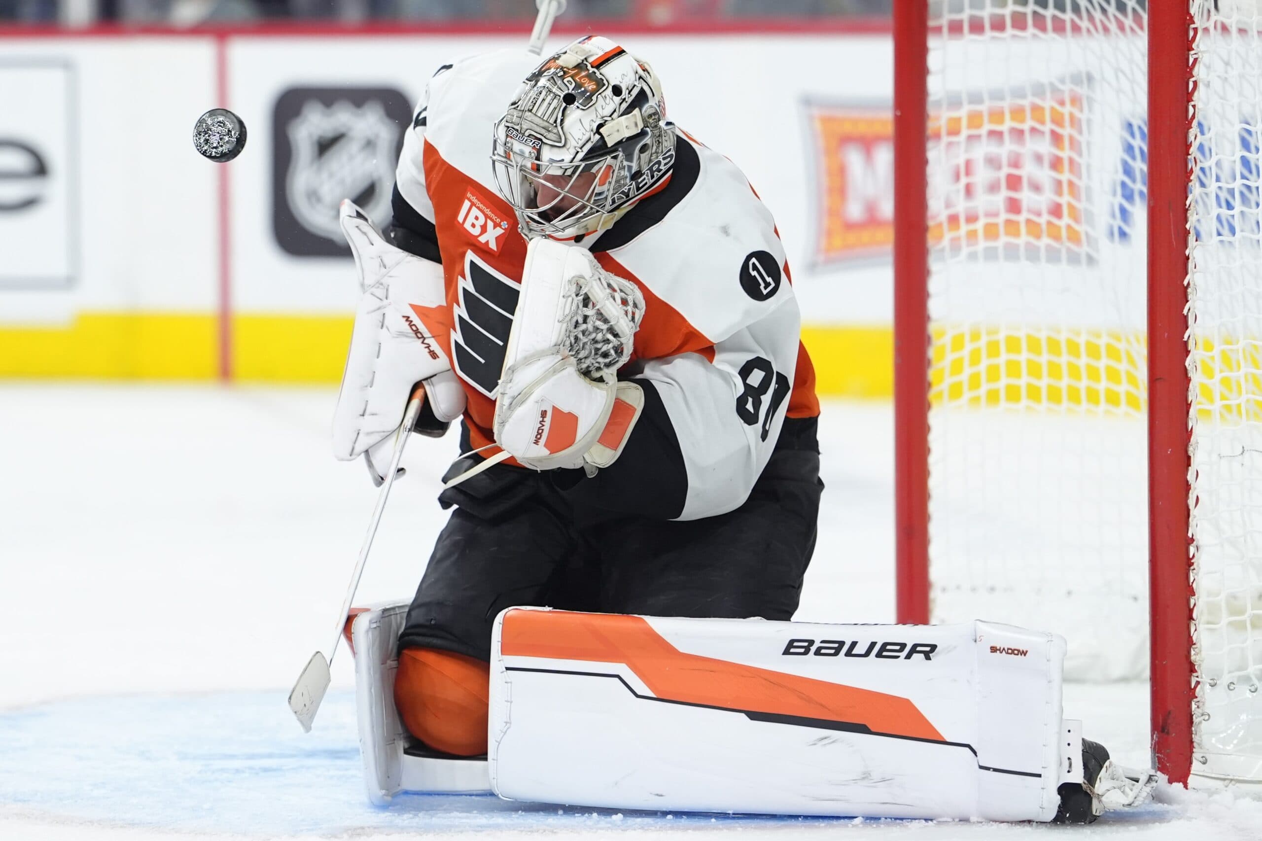 Flyers’ Dan Vladar leaves preseason game with upper-body injury